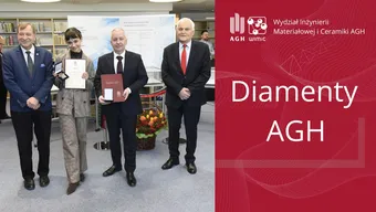 cztery osoby ubrane na galowo stoją obok siebie